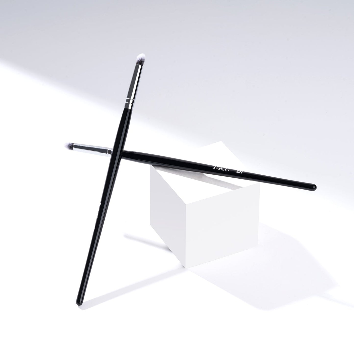 PAC Cosmetics Eyeshadow Blending Brush 201