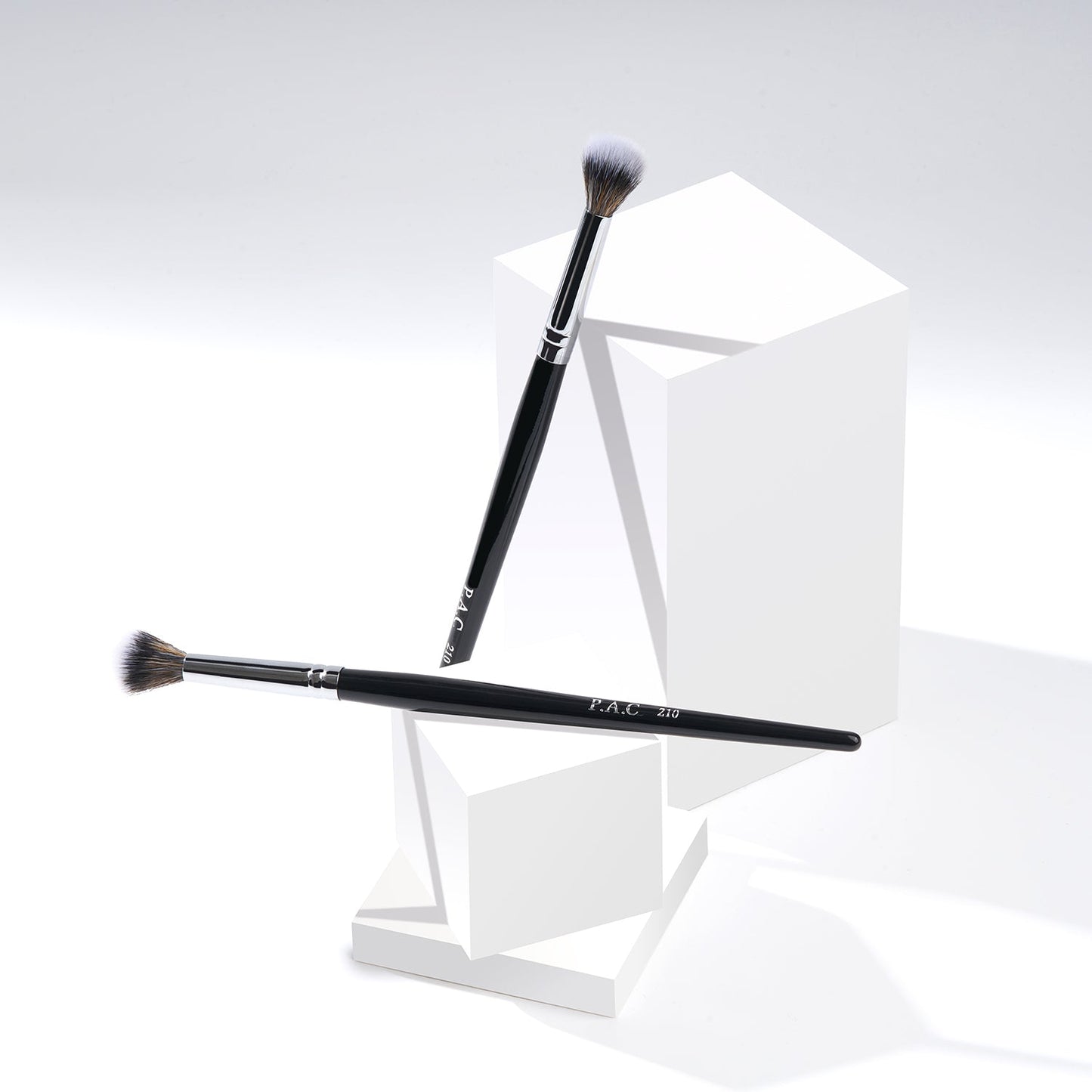 PAC Cosmetics Eyeshadow Blending Brush 210
